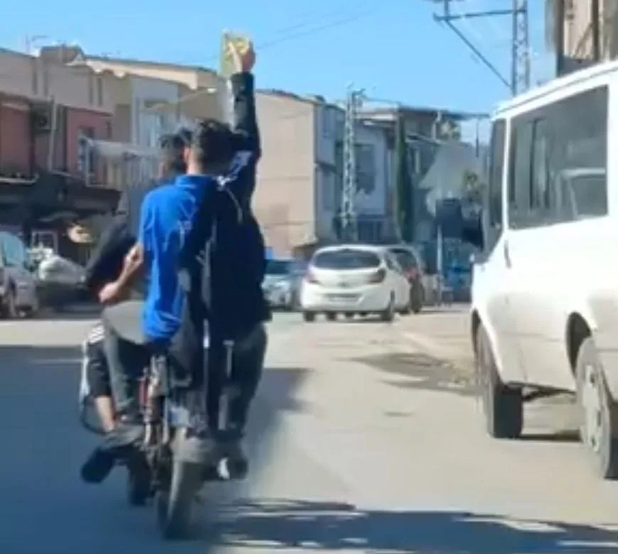 Adana’da kolunda serum takılı olan bir kişinin motosikletin arkasında yolculuk