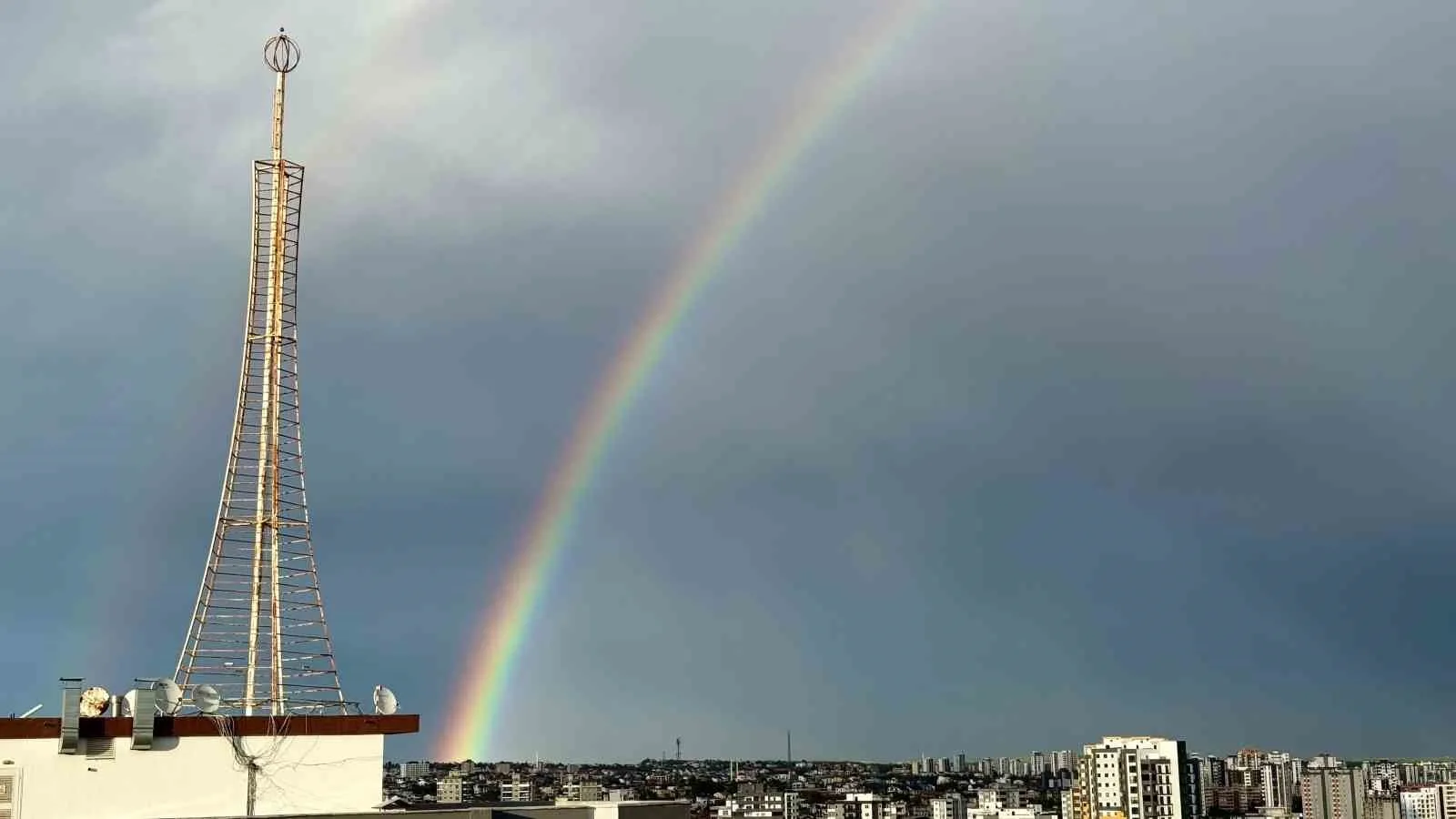Adana’da aralıklarla etkili olan sağanağın ardından ortaya çıkan gökkuşağı, kartpostallık