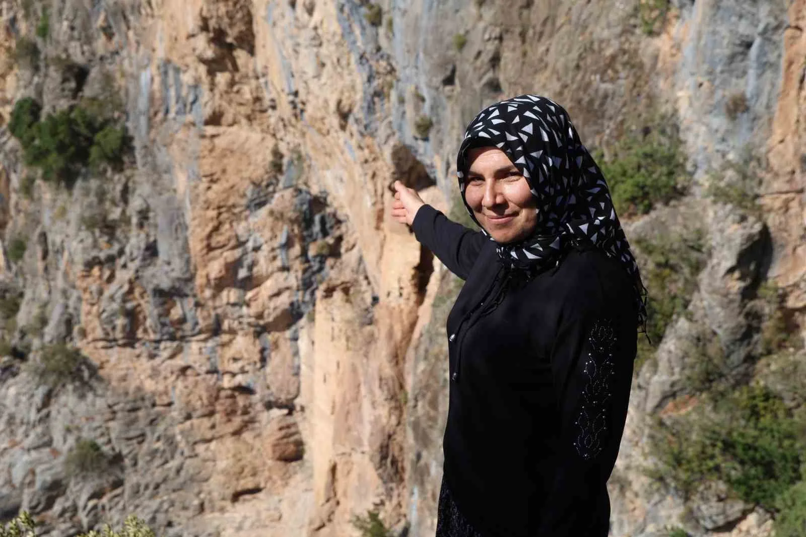 Adana’nın Kozan ilçesinde, sarp kayalara inşa edilmiş mimarisiyle Sümela’yı andıran