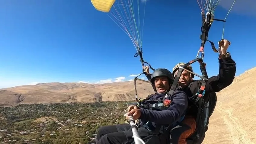 BİTLİS (İHA) – Bitlis’in Adilcevaz ilçesinde yamaç paraşütü eğitmeni Mehmet