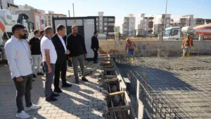 Adıyaman Belediyesi’nin ek hizmet binasında temel betonu dökümü çalışması başladı.