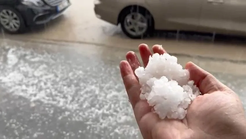 Meteoroloji Genel Müdürlüğünün yağış uyarısı yaptığı Adıyaman’da dolu yağışı etkili