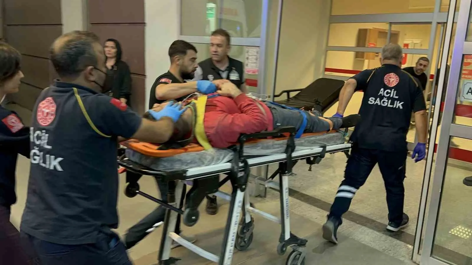 Adıyaman’da, sürücüsünün direksiyon hakimiyetini kaybettiği otomobilin bariyerlere çarparak takla atması