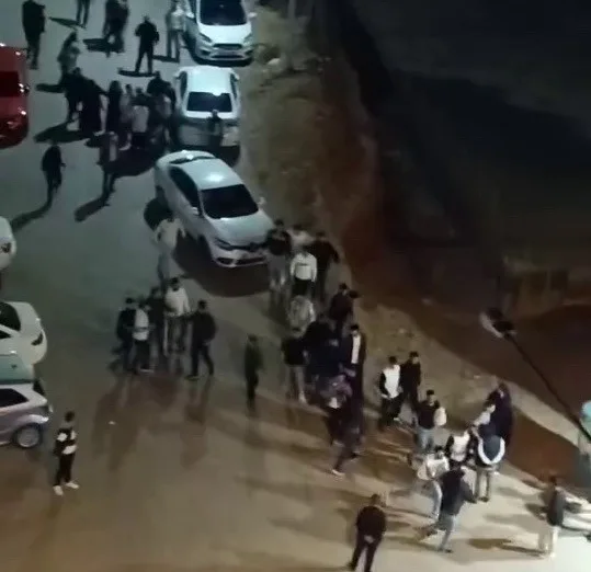 Adıyaman’da 2 grup arasında çıkan sopa, yumruk ve tekmelerin havada