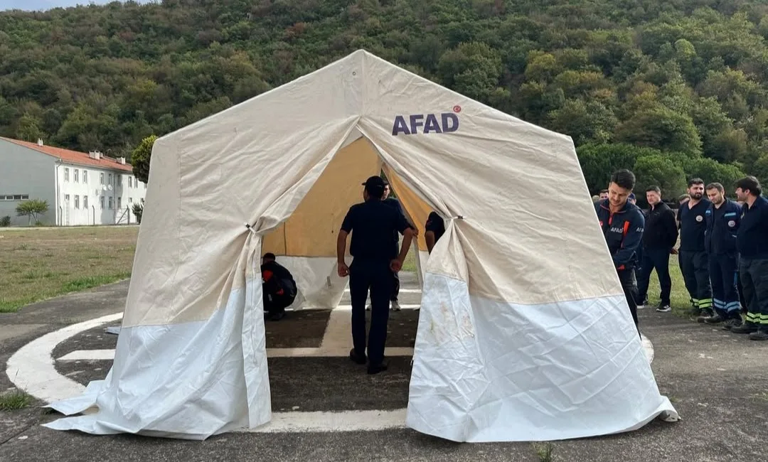 Bartın’da AFAD uzmanları tarafından Deniz Kuvvetleri Komutanlığı personeline çadır kurma