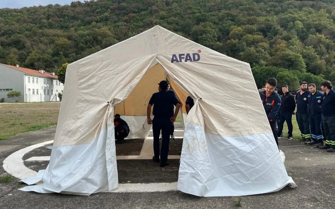 Bartın’da AFAD uzmanları tarafından Deniz Kuvvetleri Komutanlığı personeline çadır kurma