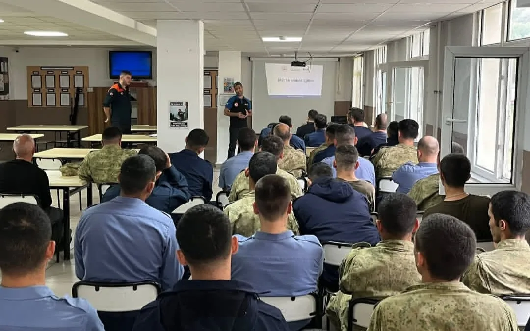 Bartın’da AFAD ekipleir tarafından Deniz Kuvvetleri Komıtanlığı personeline afet eğitimi