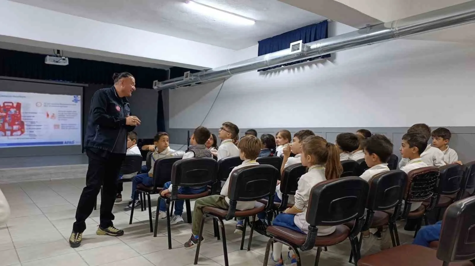 Eskişehir Afet ve Acil Durum Müdürlüğü (AFAD) ekipleri tarafından ilkokula