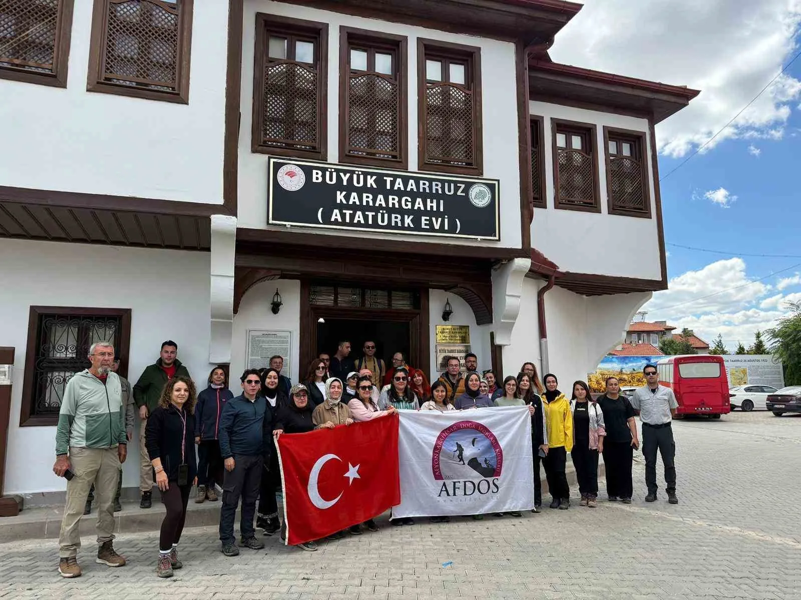 Afyonkarahisar Doğa Sporları Kulübü (AFDOS) üyeleri Şuhut ilçesinde doğa yürüyüşü