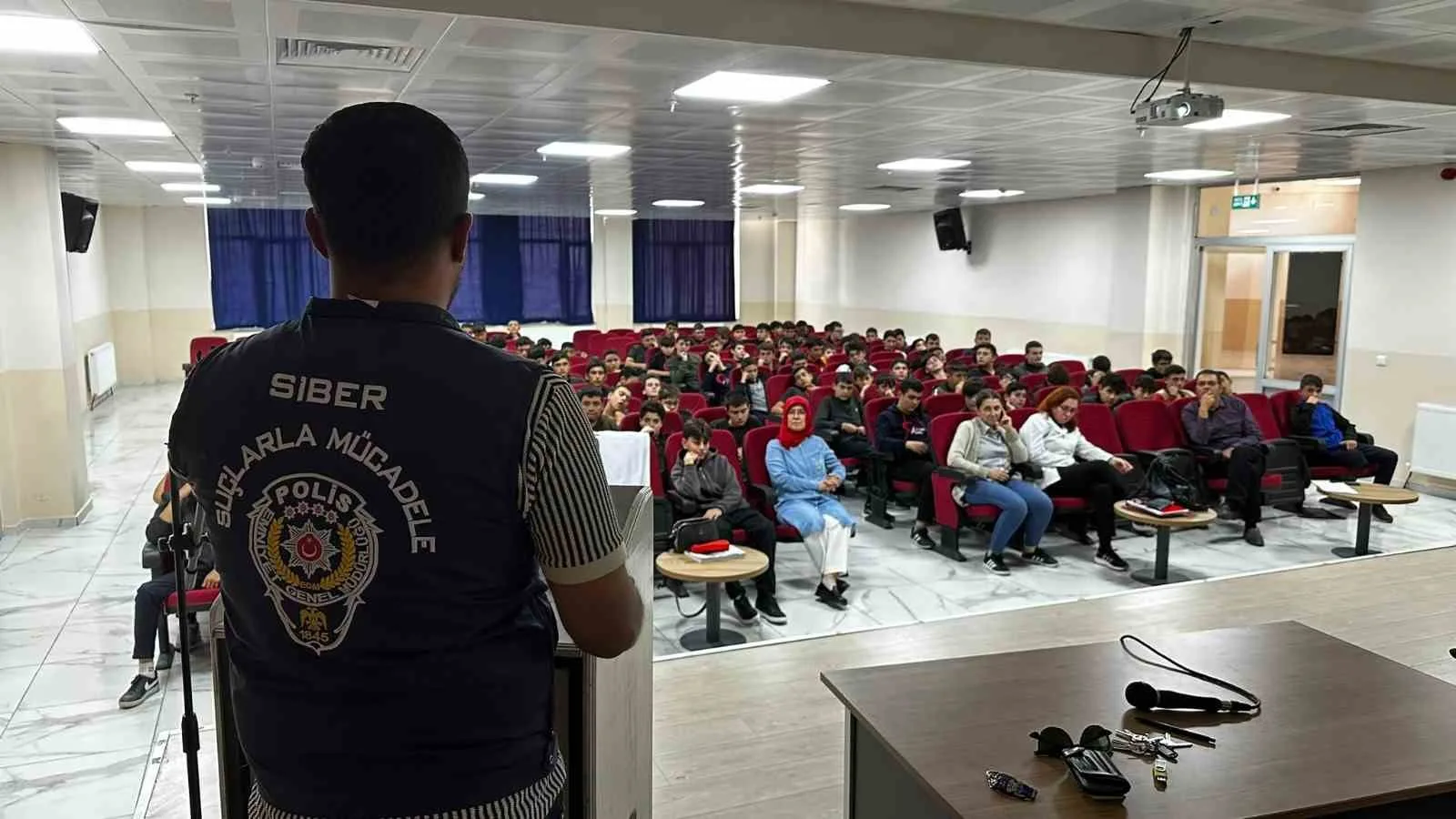 Afyonkarahisar’da polis ekipleri tarafından SİBERAY programı çerçevesinde 515 öğrenciye güvenli