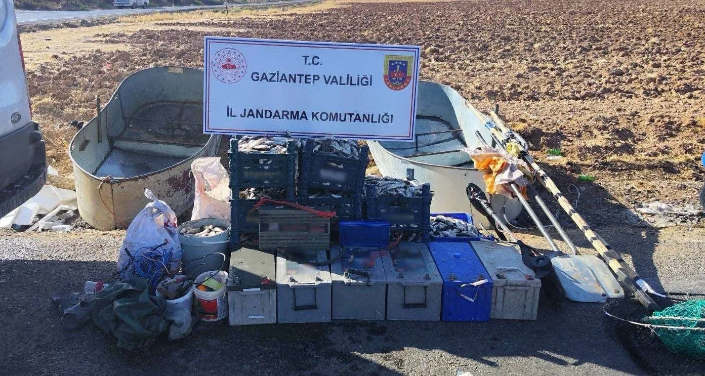 Gaziantep’te yasak olmasına rağmen ağ atarak balık avlayan 2 şahıs,