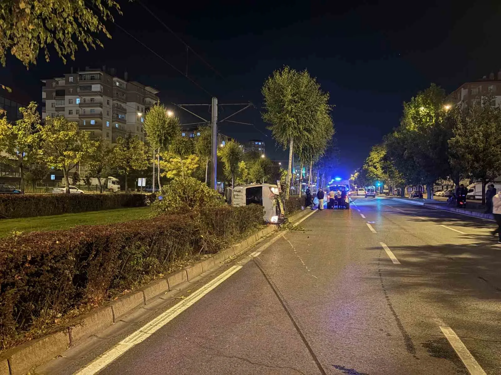 Kayseri’nin Melikgazi ilçesinde ağacı devirdikten sonra yan yatan hafif ticari