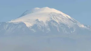 Yağan karla beyaz gelinliğini giyen Ağrı Dağı, Iğdır ovasının yeşili