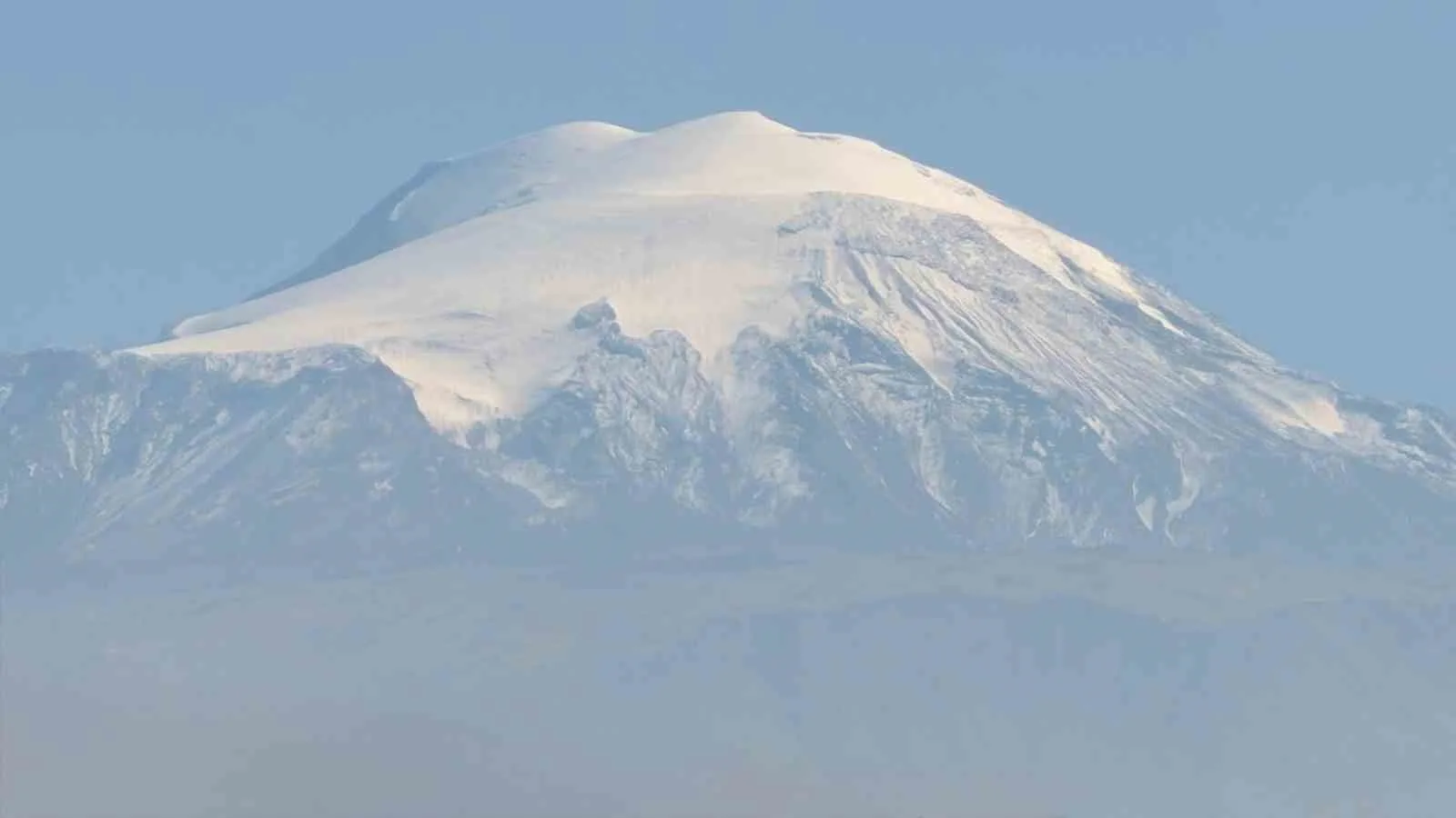 Yağan karla beyaz gelinliğini giyen Ağrı Dağı, Iğdır ovasının yeşili