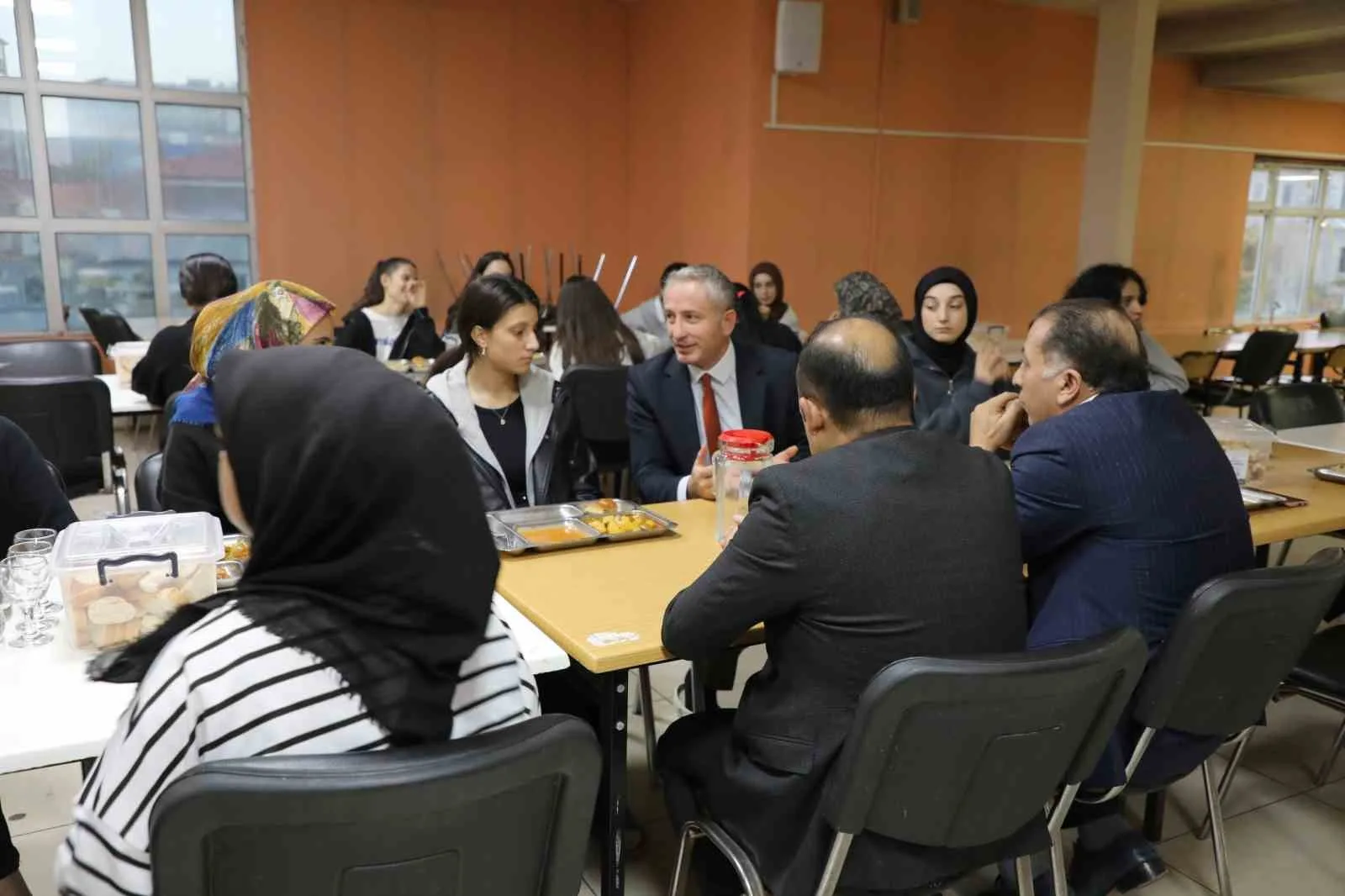 Ağrı İl Milli Eğitim Müdürü Hasan Kökrek, Öğretmen Nurgül Gelturan