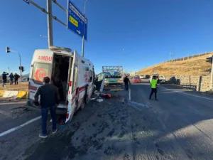 Ağrı’da ambulansın kamyonetle çarpıştığı kazada 2’si ağır olmak üzere 7