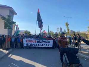 Gazze’de süren saldırılara tepki gösteren binlerce kişi, Patnos’ta düzenlenen yürüyüşte