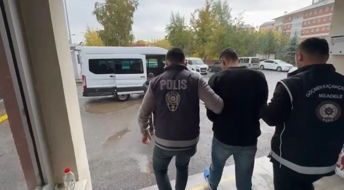 Ağrı’da göçmen kaçakçılarına yönelik düzenlenen operasyonlarda 3 organizatör yakalanarak tutuklanırken,