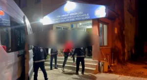 Ağrı’da yürütülen sıkı denetimler sonucu, düzensiz göçmen taşıyan bir tır