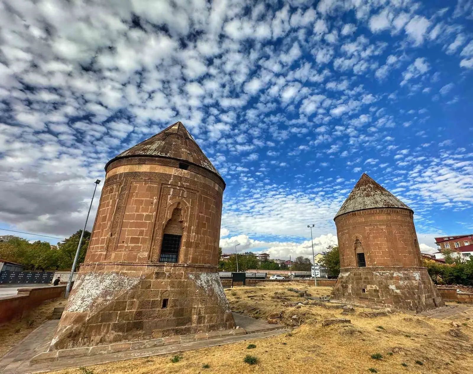 Bitlis’in Ahlat ilçesinde gökyüzünde oluşan yoğun bulut kümeleri, tarihi kümbetlerle