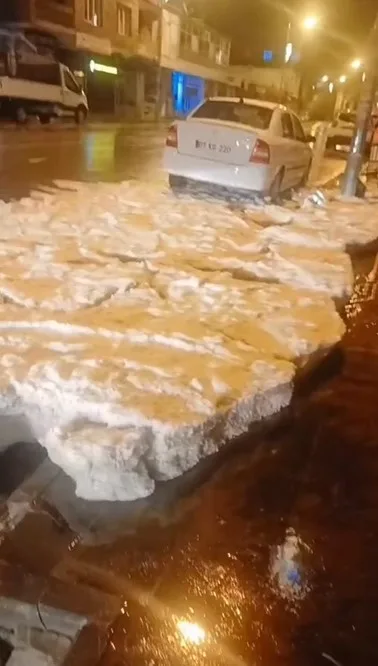 Bitlis’in Ahlat ilçesinde dün gece etkili olan sağanak yağış, kısa