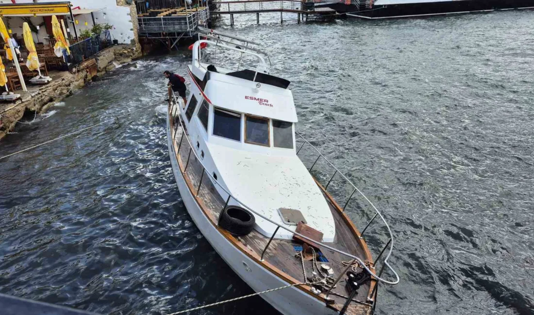 Muğla’nın Bodrum ilçesinde olumsuz hava şartları nedeniyle tonozdan ayrılan tekne