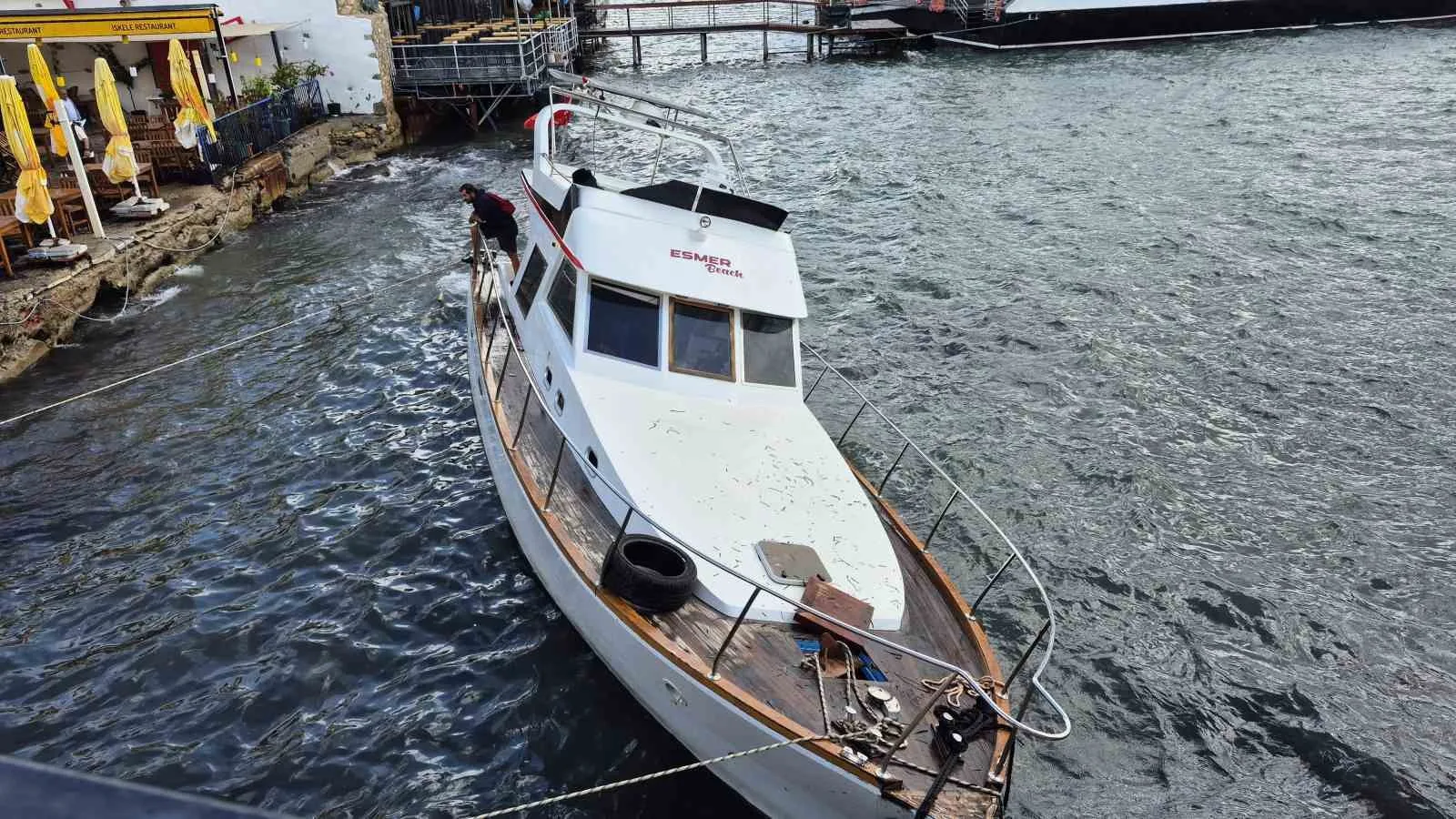Muğla’nın Bodrum ilçesinde olumsuz hava şartları nedeniyle tonozdan ayrılan tekne