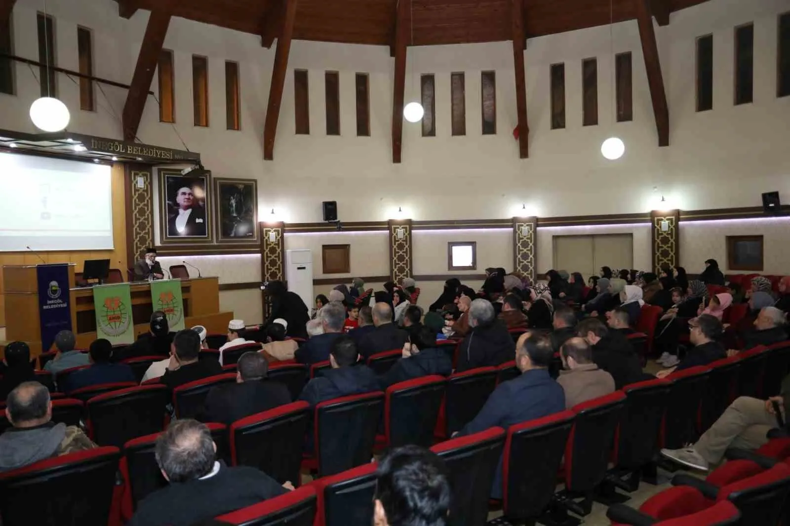 İnegöl Belediyesi’nin Aile Hayatı İyileştirme Derneği iş birliğinde düzenlediği “Aile