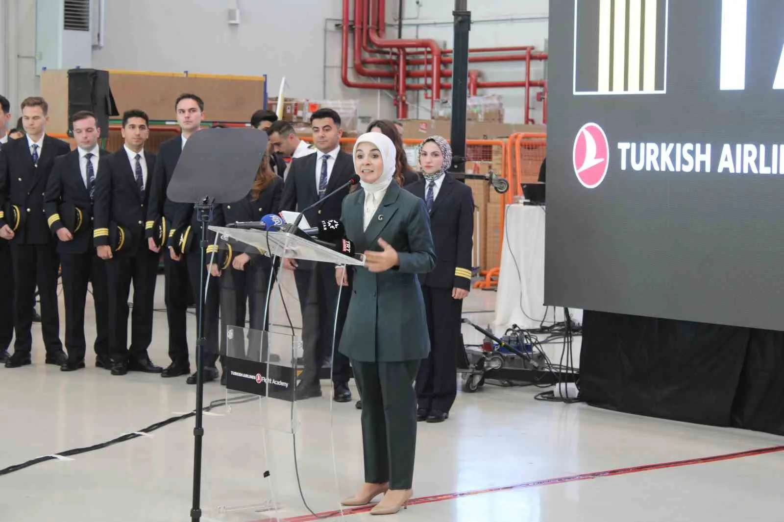 Türk Hava Yolları (THY) Uçuş Akademisi’nin Aydın’daki mezuniyet törenine katılan