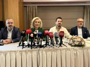 Kendisi de uzun yıllar İzmir ve Ankara’da gazetecilik yapan AK