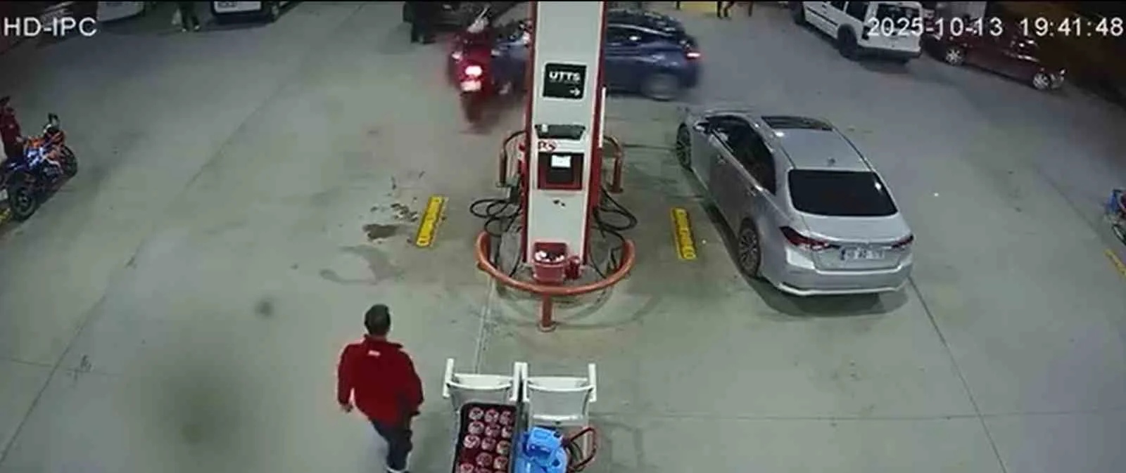 Balıkesir’de bir akaryakıt istasyonundaki trafik kazası saniye saniye kameralara yansıdı.