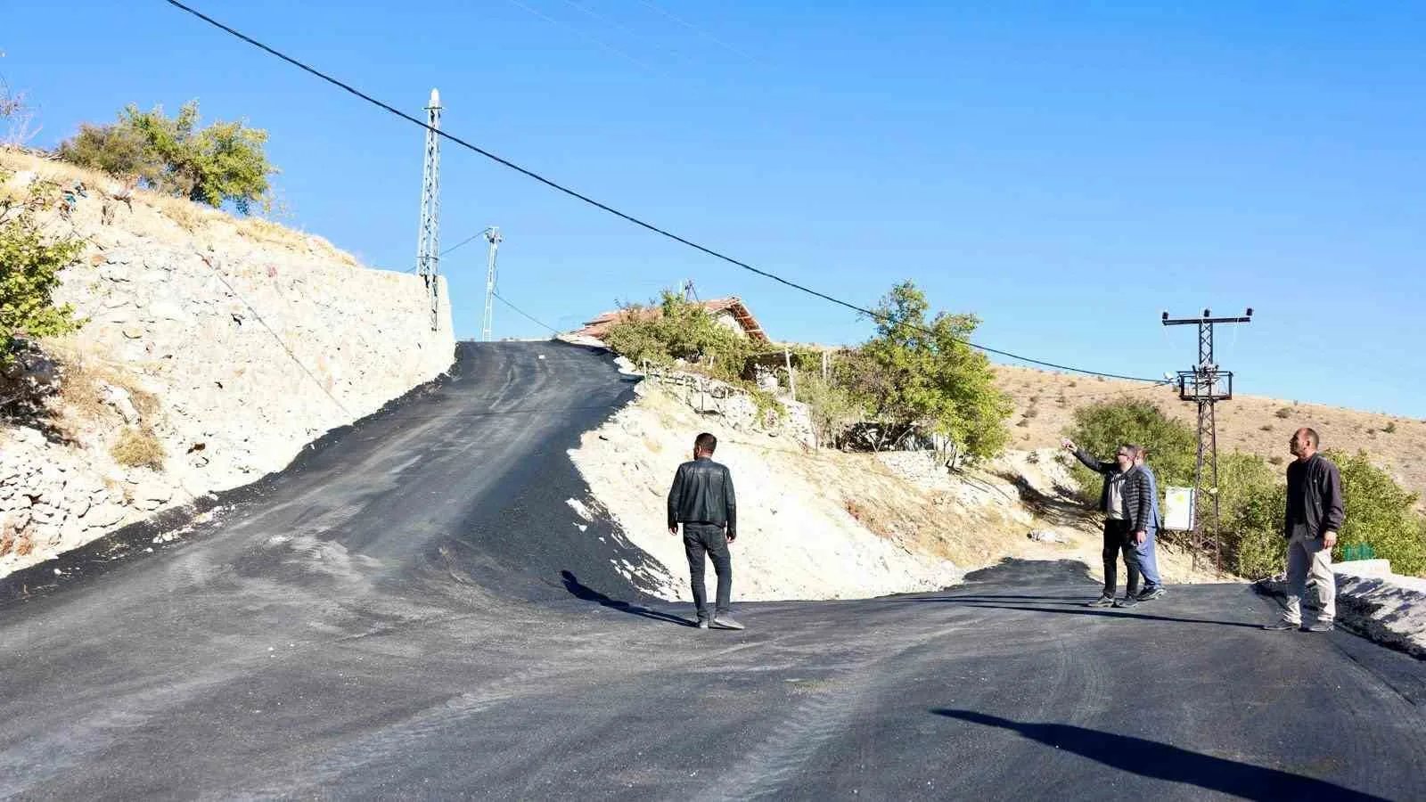 Malatya’nın Akçadağ Belediyesi, kırsal mahallelerde yol iyileştirme çalışmalarını aralıksız sürdürüyor.