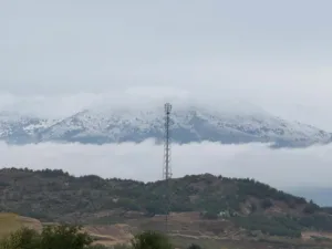 Amasya’nın zirvesi Akdağ’a mevsimin ilk karı düştü. Etkili olan soğuk