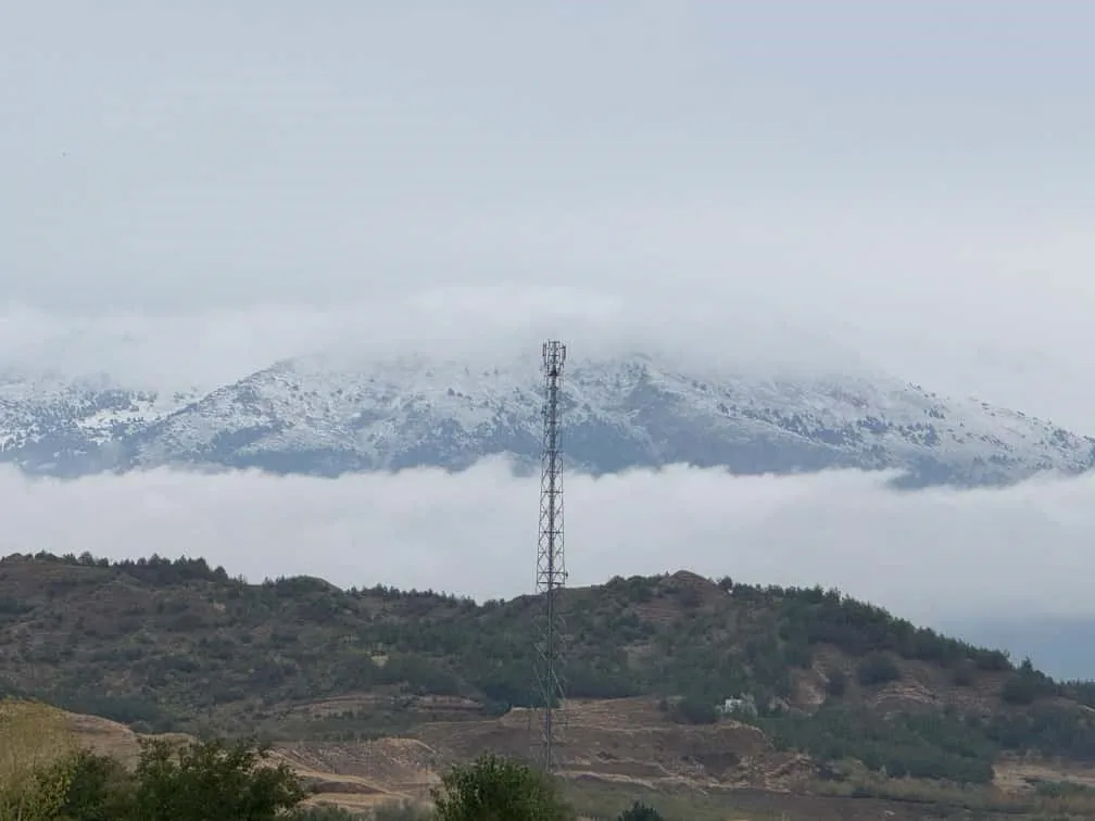 Amasya’nın zirvesi Akdağ’a mevsimin ilk karı düştü. Etkili olan soğuk