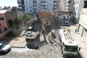 Mersin’in merkez ilçe Akdeniz Belediyesi, kent genelinde görüntü kirliliği oluşturan,