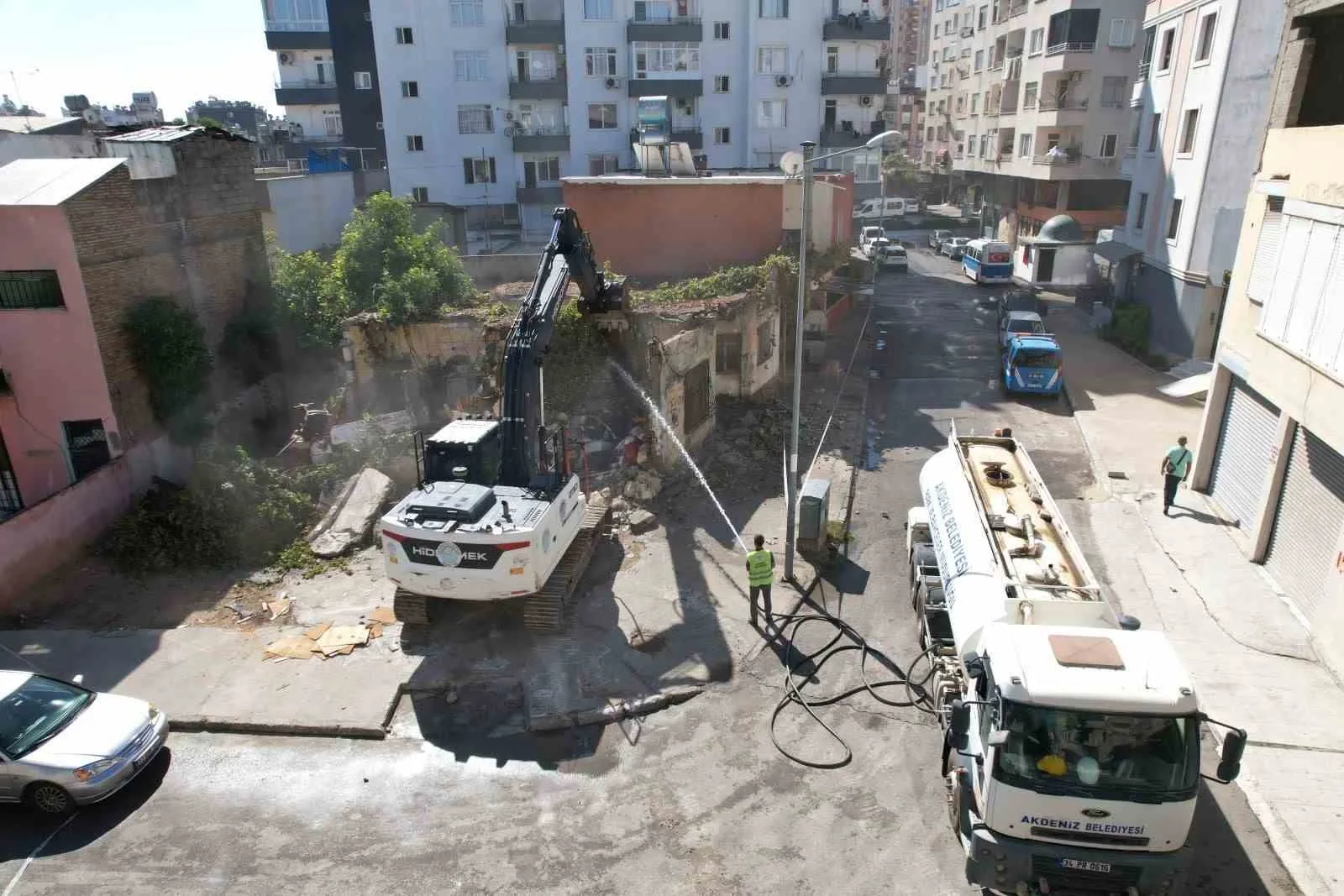 Mersin’in merkez ilçe Akdeniz Belediyesi, kent genelinde görüntü kirliliği oluşturan,