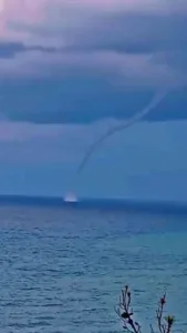 Hatay’da Akdeniz’in Samandağ açıklarında deniz üzerinde oluşan hortum, vatandaşlar tarafından