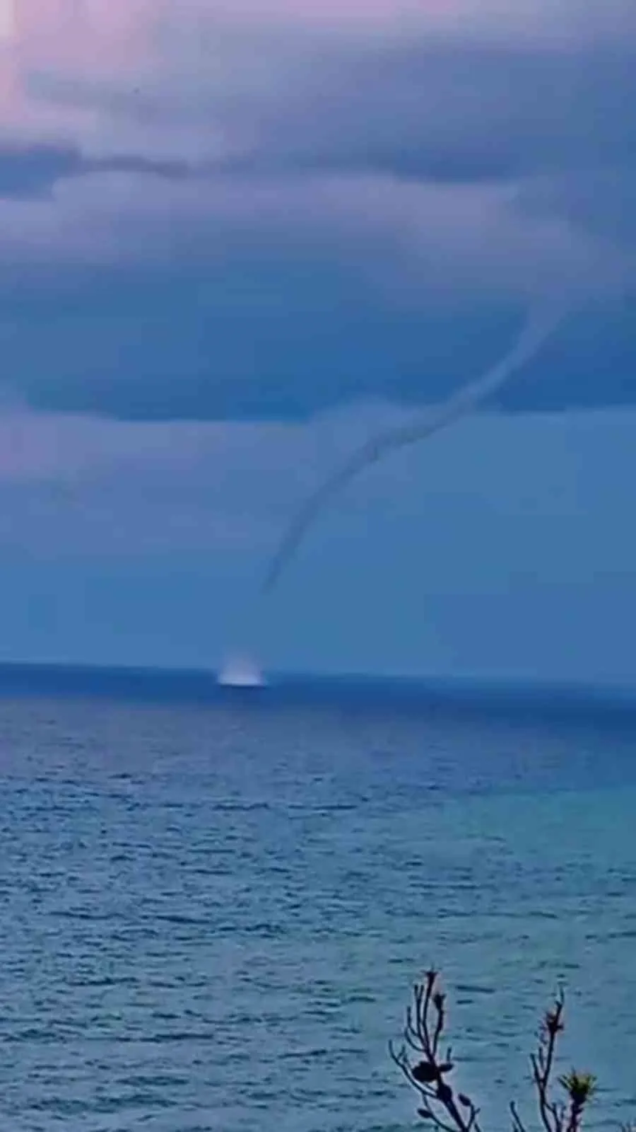 Hatay’da Akdeniz’in Samandağ açıklarında deniz üzerinde oluşan hortum, vatandaşlar tarafından