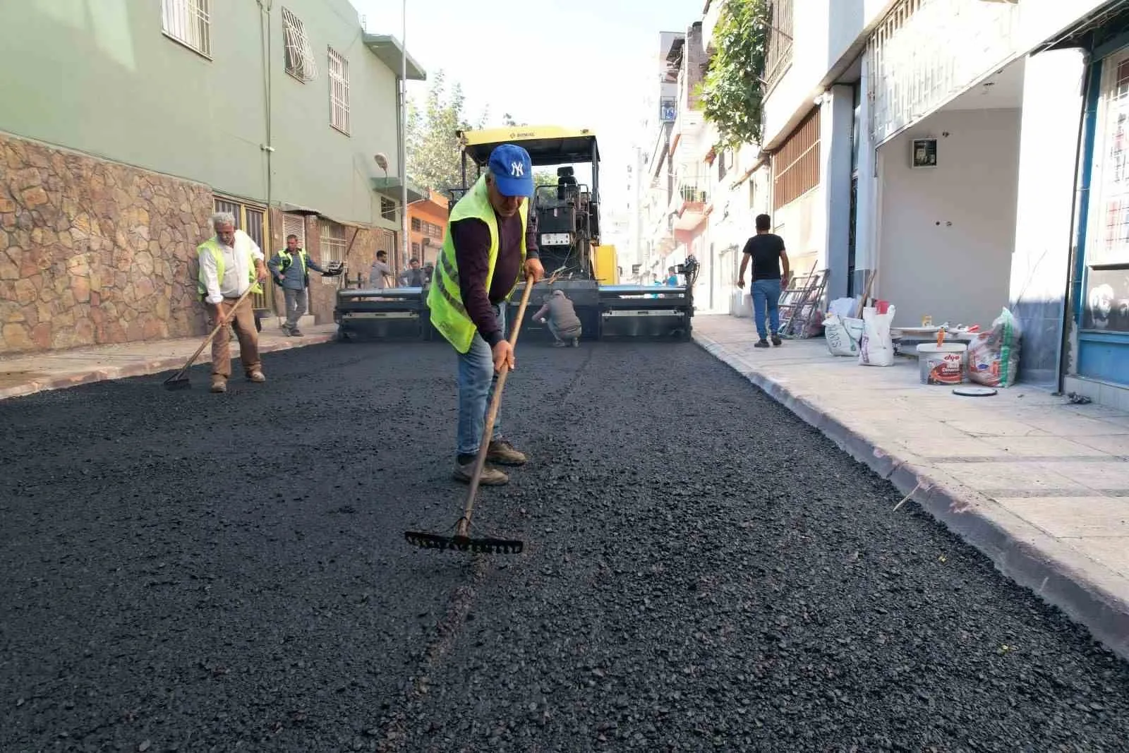 Mersin’in merkez ilçe Akdeniz Belediyesi, merkez ve kırsal mahallelerde yol,