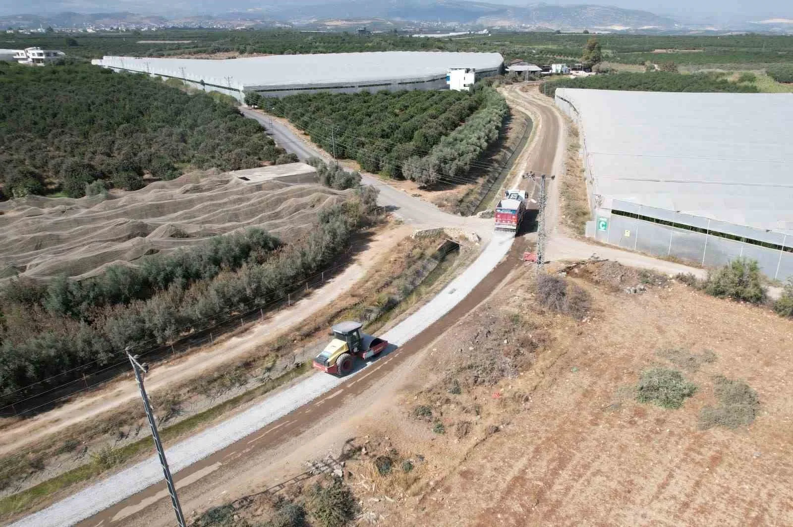 Mersin’in merkez ilçe Akdeniz Belediyesi, merkez mahallelerde sıcak asfalt çalışmalarını