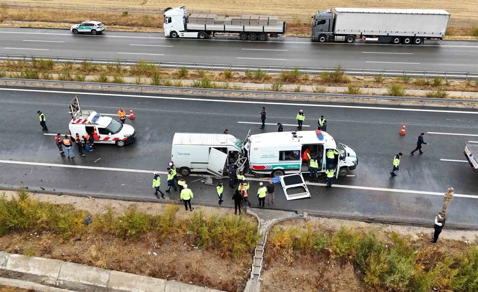 Aksaray’da minibüsün jandarma minibüsüne arkadan çarpması sonucu meydana gelen ve