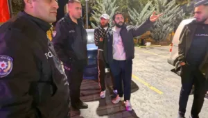 Aksaray’da açıkta alkol alan 2 şahıs gözaltına alınarak götürüldükleri polis