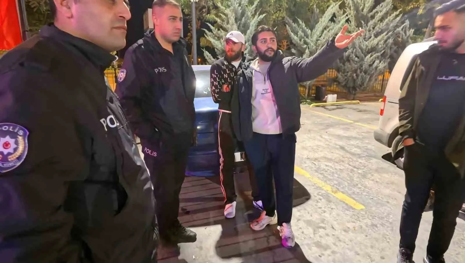 Aksaray’da açıkta alkol alan 2 şahıs gözaltına alınarak götürüldükleri polis