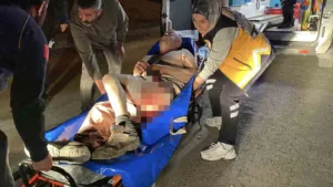 Aksaray’da Kılıçaslan Parkı’nda bir kişi, 8 ayrı yerinden bıçaklanarak ağır