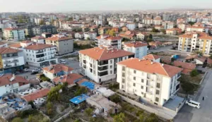 Aksaray’da bir mahallenin ortasında, binaların arasında yer alan müstakil eve
