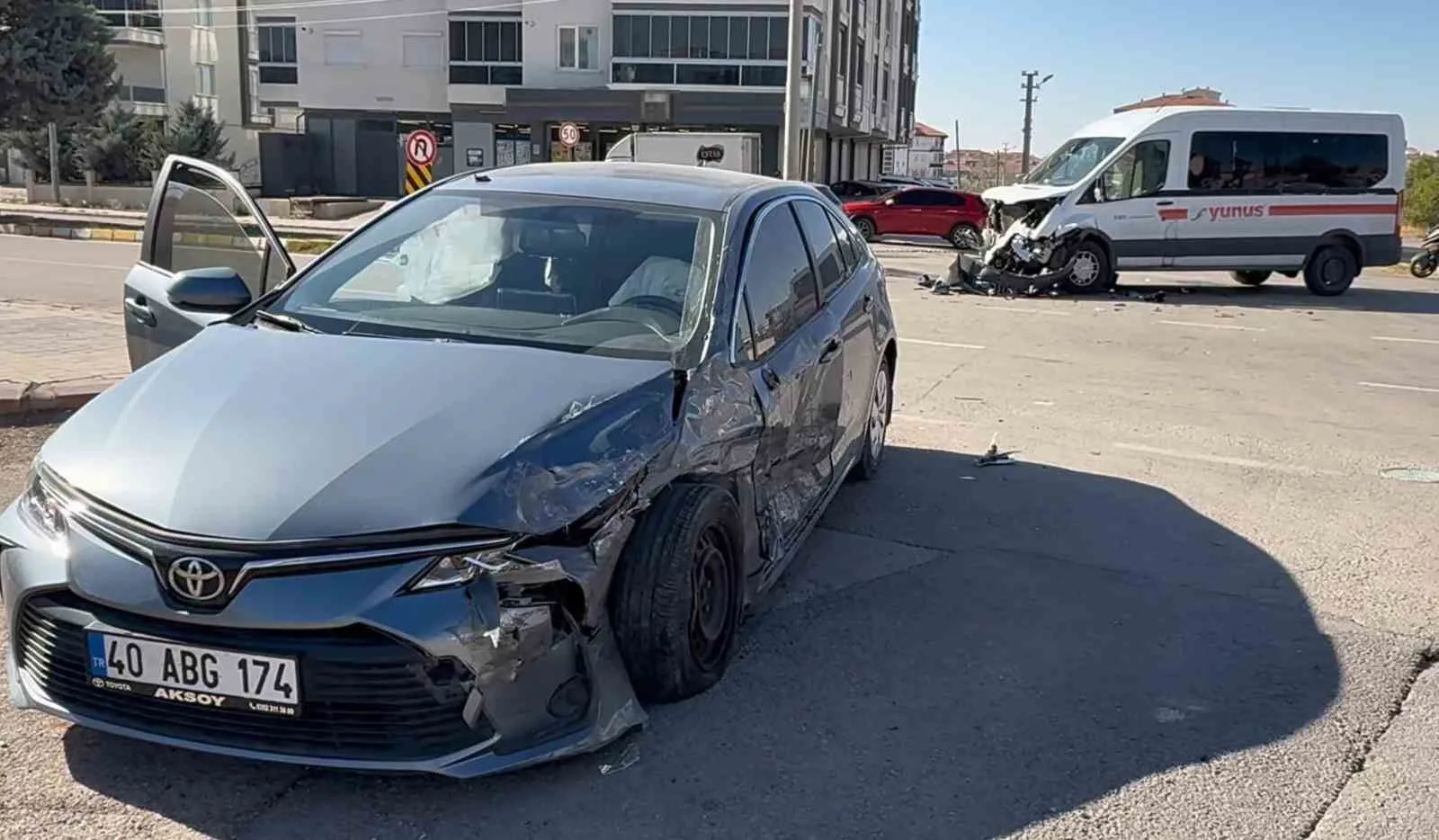 Aksaray’da servis minibüsü ile otomobilin çarpışması onucu yaşanan kazada 1