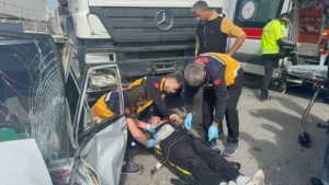 Aksaray’da otomobil ile tırın çarpışması sonucu meydana gelen trafik kazasında