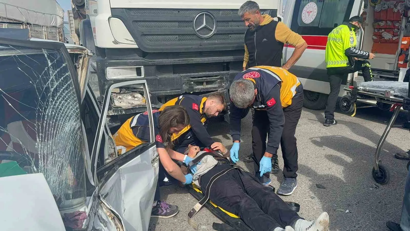 Aksaray’da otomobil ile tırın çarpışması sonucu meydana gelen trafik kazasında