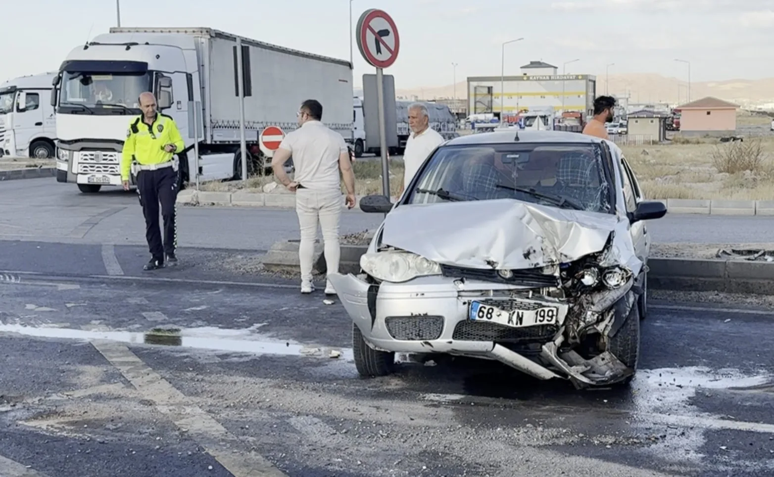 Aksaray’da otomobil ile tırın çarpışması sonucu meydana gelen trafik kazasında