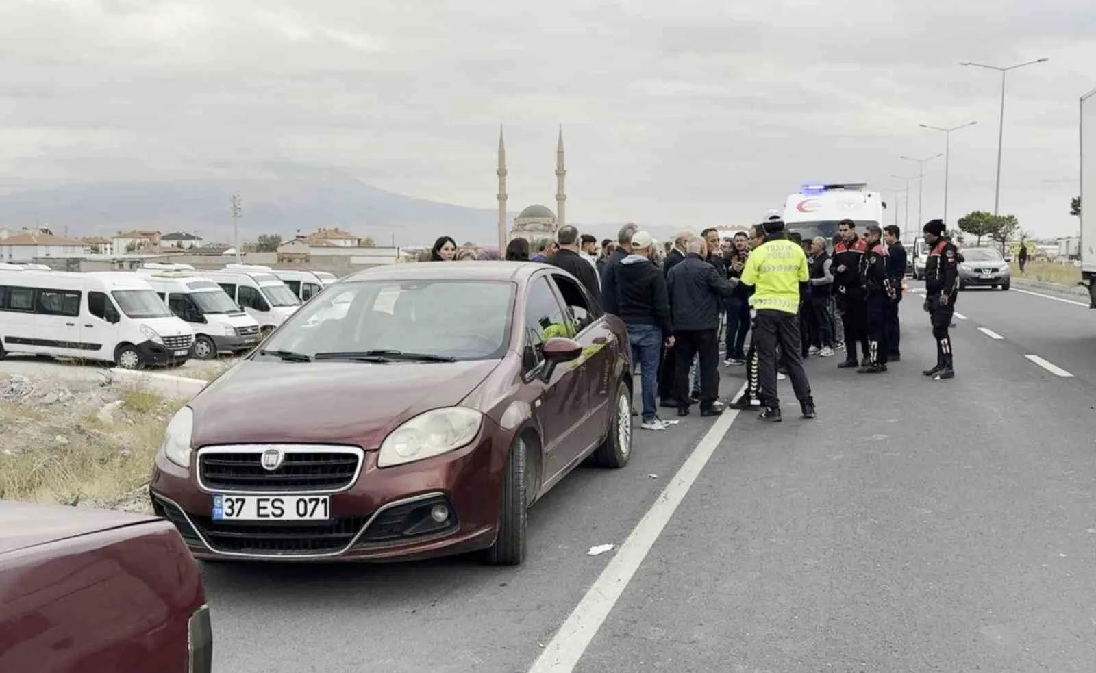 Aksaray’da bir polisin cenazesinde konvoydaki araçlara yapılan saldırıda 4 kişi